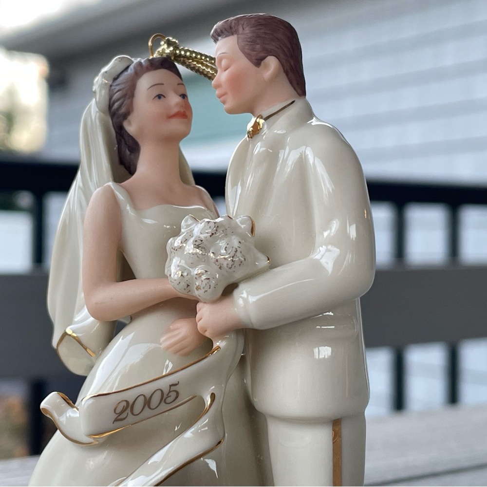LIKE NEW! Lenox Cream and Gold 2005 Wedding Ornament - Picture 2 of 8